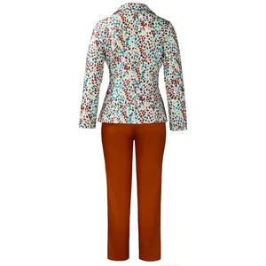 Vista posteriore del set a due pezzi blazer floreale slim fit e pantaloni arancioni.