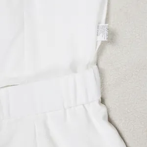 Gros plan sur la taille d'une combinaison blanche montrant les détails de l'étiquette