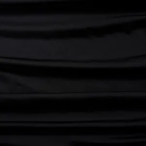 Λεπτομερής λήψη μακροεντολής της μαύρης πτυχωτής υφής ενός κομψού στενού φορέματος