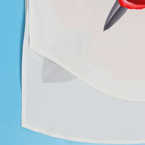 Detailopname van de witte bloemenprint shirt zoom met asymmetrisch hoog-laag ontwerp.