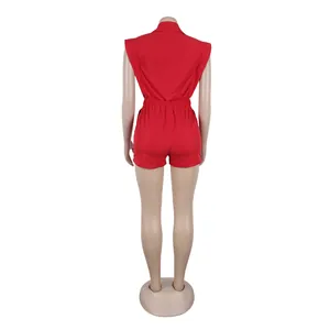 Rückansicht eines leuchtend roten ärmellosen Freizeit-Jumpsuits auf einer Schaufensterpuppe