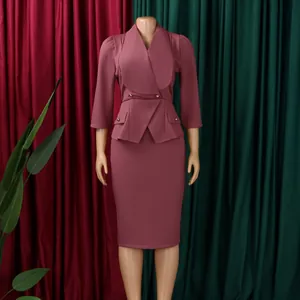 Elegante abito professionale rosa con ampi revers e maniche a tre quarti