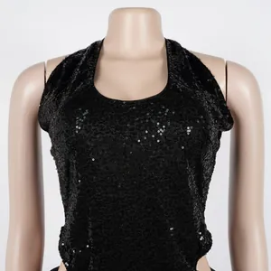 Nahaufnahme des schwarzen Pailletten-Neckholder-Kleides mit elegant funkelnder Textur