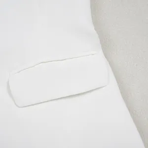 Détail macro d'une poche de combinaison blanche montrant la texture du tissu de qualité