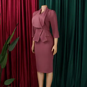 Elegante abito midi malva con peplo, grande risvolto e maniche a 3/4 per l'ufficio
