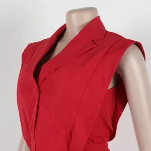 Nahaufnahme eines roten ärmellosen Jumpsuits mit einem modischen Reverskragen und V-Ausschnitt.