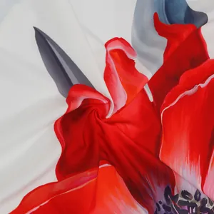 Gedetailleerde weergave van levendige rode bloemenprint op elegante witte stof