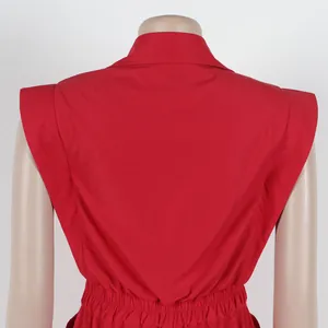 Detaillierte Rückansicht eines roten ärmellosen Jumpsuits mit elastischem Taillenbund