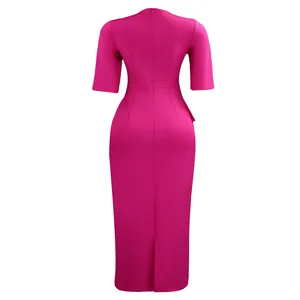 Rückansicht eines eleganten magenta Kurzarm-Bodycon-Midikleids mit Taillennaht und Schlitz