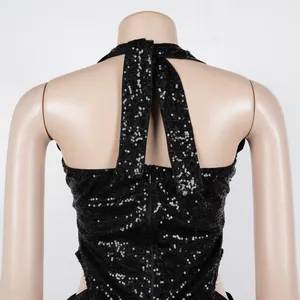 Detailansicht der Rückseite eines sexy schwarzen Pailletten-Halterkleides mit Reißverschluss