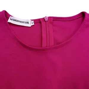 Detailaufnahme eines eleganten magentafarbenen Kleid-Ausschnitts mit Reißverschluss.