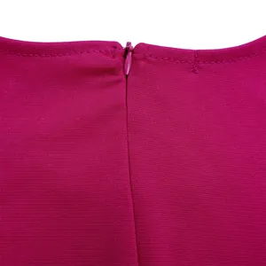 Detailansicht des verdeckten Rückenreißverschlusses und der feinen Strickstruktur des Stoffes.