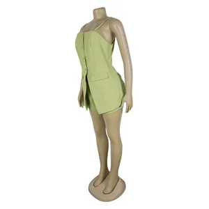 Vue latérale d'un combishort moulant vert citron avec des détails de style blazer.