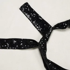 Nahaufnahme des schwarzen Pailletten-Halterneck-Details am eleganten Abendkleid