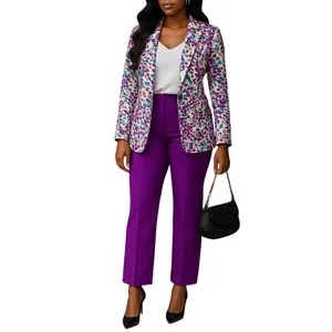 Elegante completo da donna con blazer a stampa leopardata viola e pantaloni abbinati