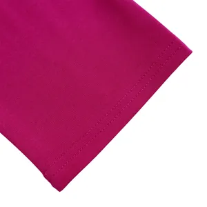 Detailaufnahme des doppelt genähten Saums eines fuchsiafarbenen Sommerkleides.