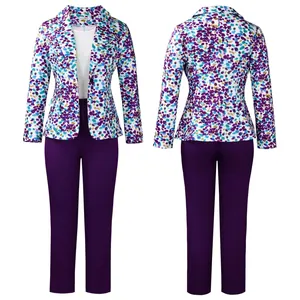 Vista frontale e posteriore dettagliata del blazer floreale e pantaloni viola slim