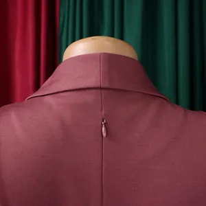 Vista dettagliata della cerniera invisibile posteriore su un abito africano bordeaux