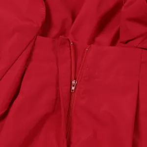 Nahaufnahme des hochwertigen verdeckten Reißverschlusses an einem roten Jumpsuit-Stoff