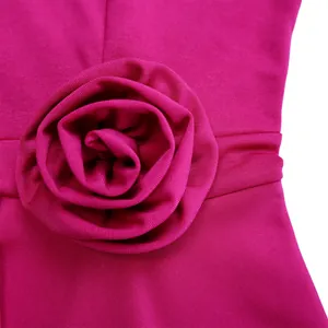 Nahaufnahme der handgefertigten 3D-Stoffblume an einem eleganten fuchsiafarbenen Kleid