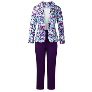 Vista frontale di un completo professionale da donna con blazer a fiori e pantaloni viola