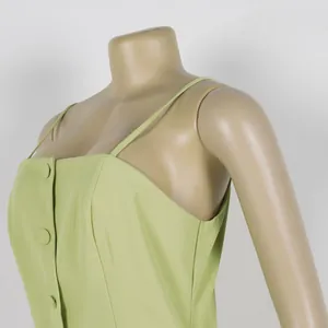 Vue détaillée d'une combinaison caraco vert citron ajustée avec d'élégants boutons décoratifs