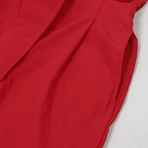 Detailansicht der Seitentasche und der plissierten Taille bei einem roten Jumpsuit.