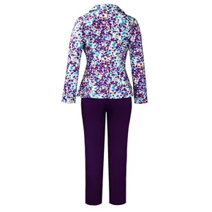 Vista posteriore dettagliata del completo donna con blazer a fiori e pantaloni