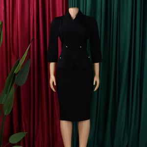Elegante abito midi nero con colletto a rever e maniche a 3/4 su manichino