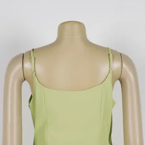 Vue détaillée du dos d'une élégante combinaison caraco vert clair à coupe ajustée
