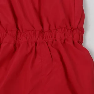 Detailansicht der elastischen Raffung an der Taille eines roten schmalen Overalls