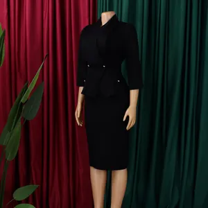 Elegante abito professionale nero con ampio risvolto e maniche 3/4, vista laterale