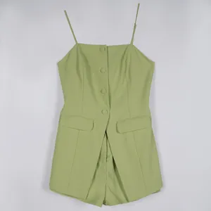 Vue détaillée d'une combinaison vert sauge à fines bretelles avec design faux deux pièces.