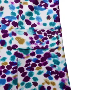 Primo piano del dettaglio della tasca con stampa floreale su un blazer da donna
