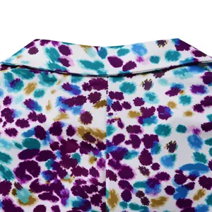 Dettaglio ravvicinato del colletto del blazer con stampa floreale astratta colorata