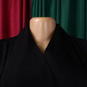 Primo piano dell'elegante ampio rever e scollo a V su un abito africano nero