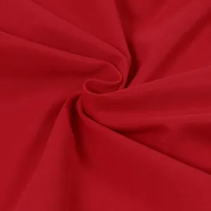 Detailansicht der weichen roten Stofftextur und des feinen Gewebes des Overalls.