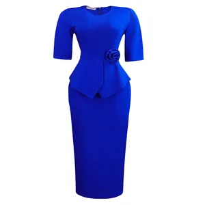 Nahaufnahme eines royalblauen Kleides mit Schößchen und Blumenverzierung an der Taille.