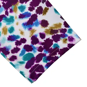 Dettaglio macro che mostra il motivo tie-dye colorato e le cuciture precise del tessuto