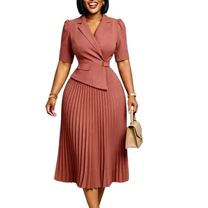 Elegante vestido blazer plisado rosa palo con manga corta y detalle de hebilla.