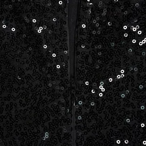 Nahaufnahme von schwarzen Pailletten und Reißverschlussdetails an einem Abendkleid.