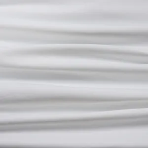 Κοντινό πλάνο της μαλακής λευκής σούρας στο ύφασμα αυτού του κομψού φορέματος