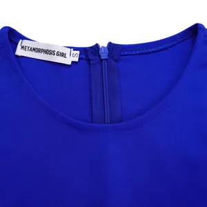 Nahaufnahme des royalblauen Kleidausschnitts mit Reißverschluss und Größenetikett
