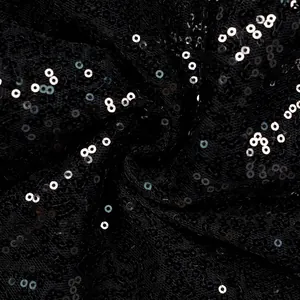 Detaillierte Makroansicht des schwarzen Pailletten-Netzstoffs mit glitzernden Pailletten