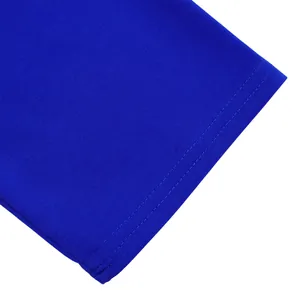 Detailaufnahme des doppelt genähten Saums und der feinen Stofftextur eines blauen Kleides.
