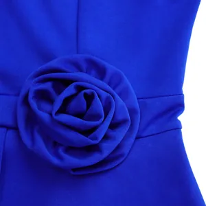 Detaillierte Nahaufnahme einer 3D-Stoffrose an einem eleganten königsblauen Cocktailkleid