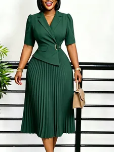 Elegante vestido midi plisado verde oscuro con cuello tipo blazer y media manga moda.
