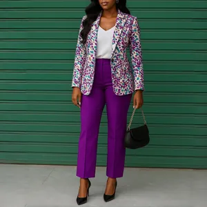 Elegante completo da donna due pezzi con blazer a stampa colorata e pantaloni viola coordinati