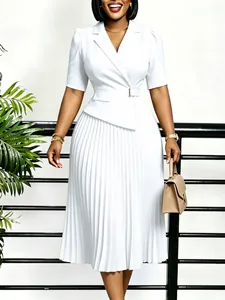 Vestido blanco elegante con cuello blazer, falda plisada y mangas abullonadas cortas