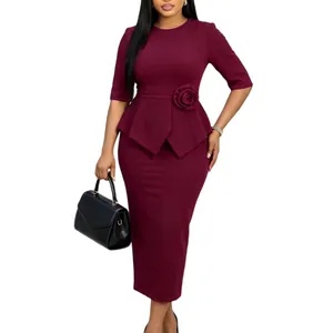 Elegantes burgunderfarbenes Schößchenkleid mit 3D-Blumendetail und figurbetonter Form